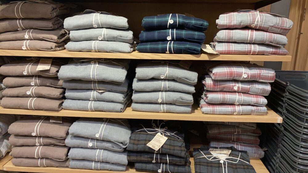 無印良品のお店に並ぶ色々なサイズと柄のフランネルパジャマ