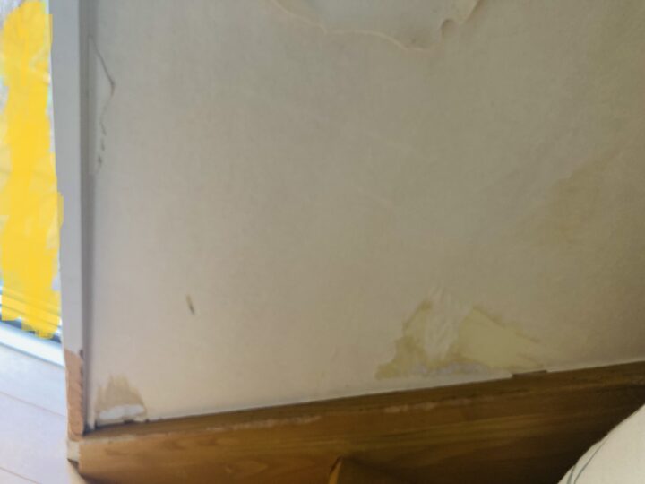 壁紙がすっかりはがされた階段横の壁