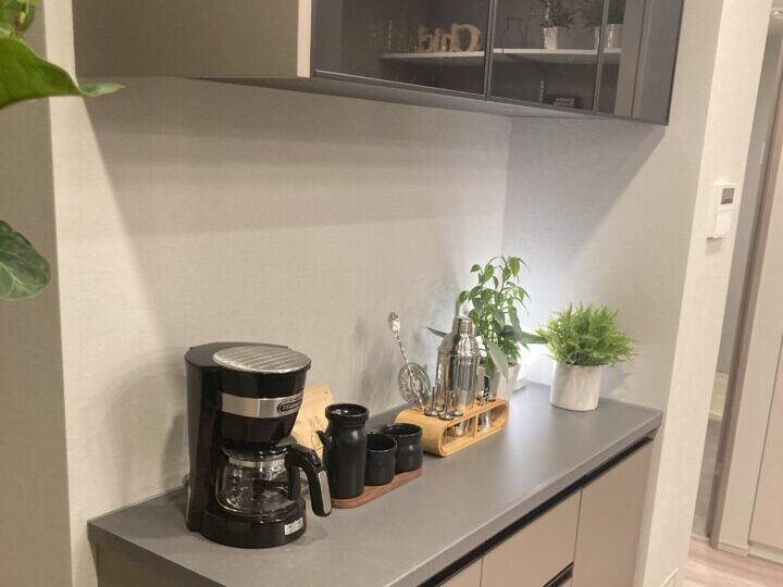 キッチンや空間との統一感があるマンションオプションのカップボード