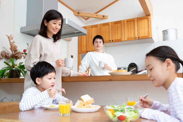 対面キッチンを中心にリビングとダイニングを統一感ある空間に