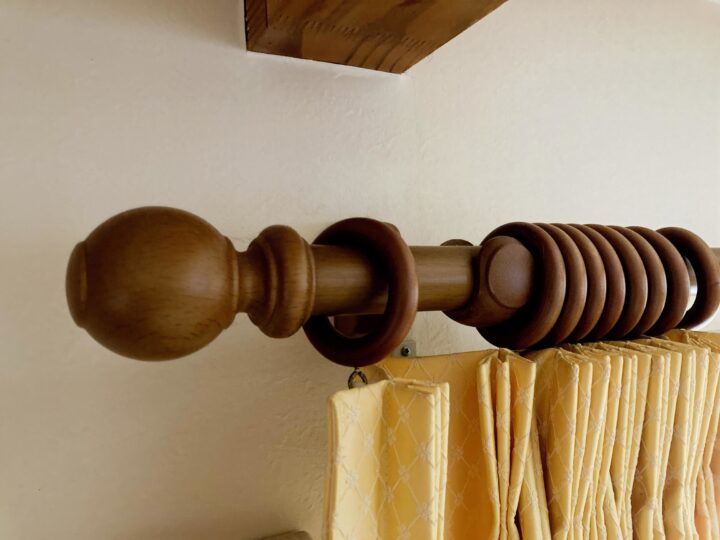 オーダーでウッド調の装飾レールを取り付け