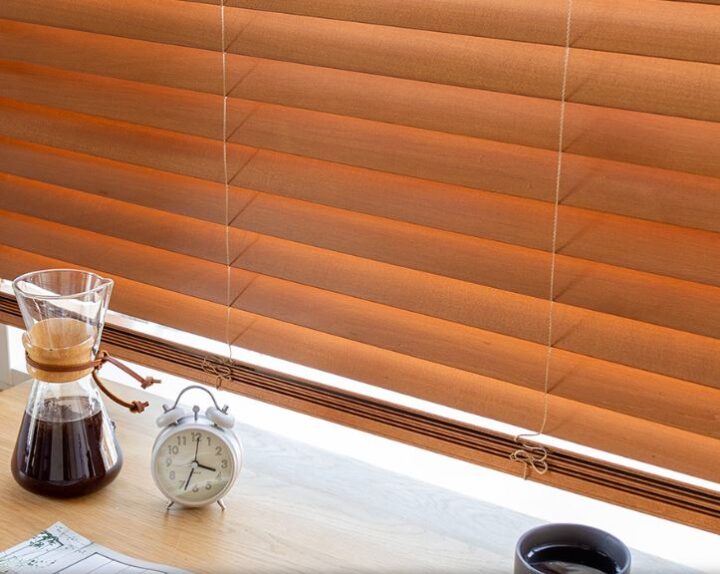 高級感のあるウッドブラインド書斎の窓に