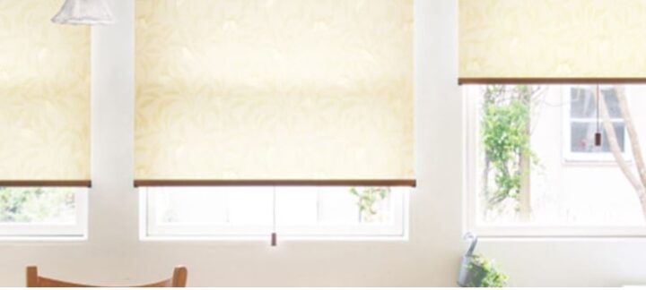 小窓にロールスクリーンを連ねておしゃれに演出