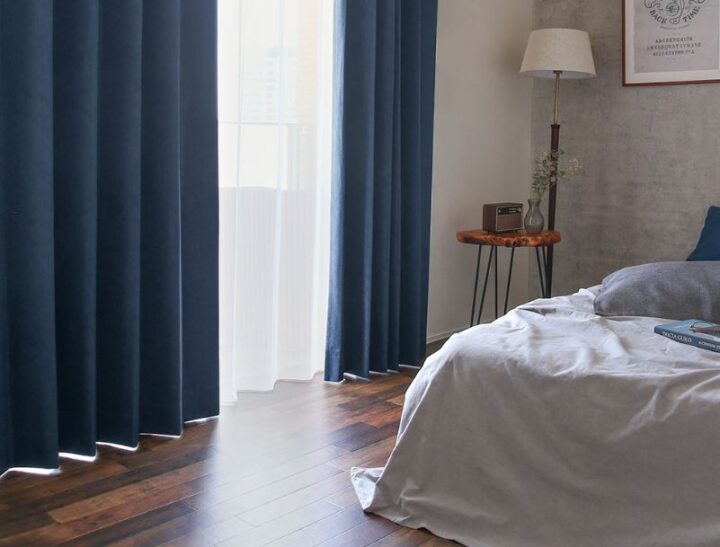 床の濃いトーンにそろえたカーテンの色