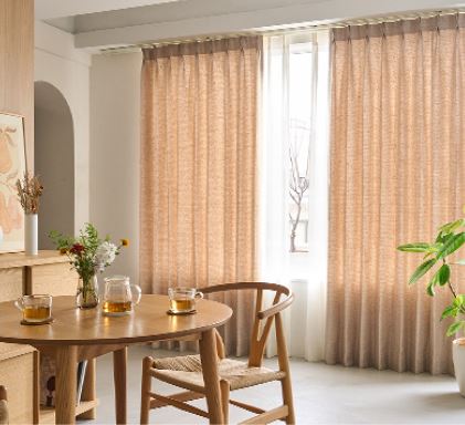 同系色の床とカーテン