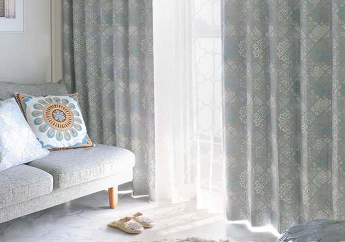 淡い色の床とカーテン