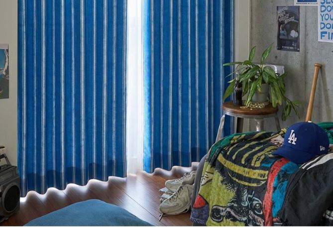 オレンジ系濃い色の床と、濃いめのカーテン