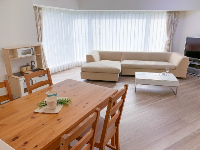 床色と同系色のカーテン