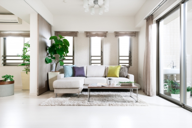 明るく開放的なビングのカーテン