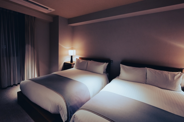 寝室は遮光カーテンで光をシャットアウト